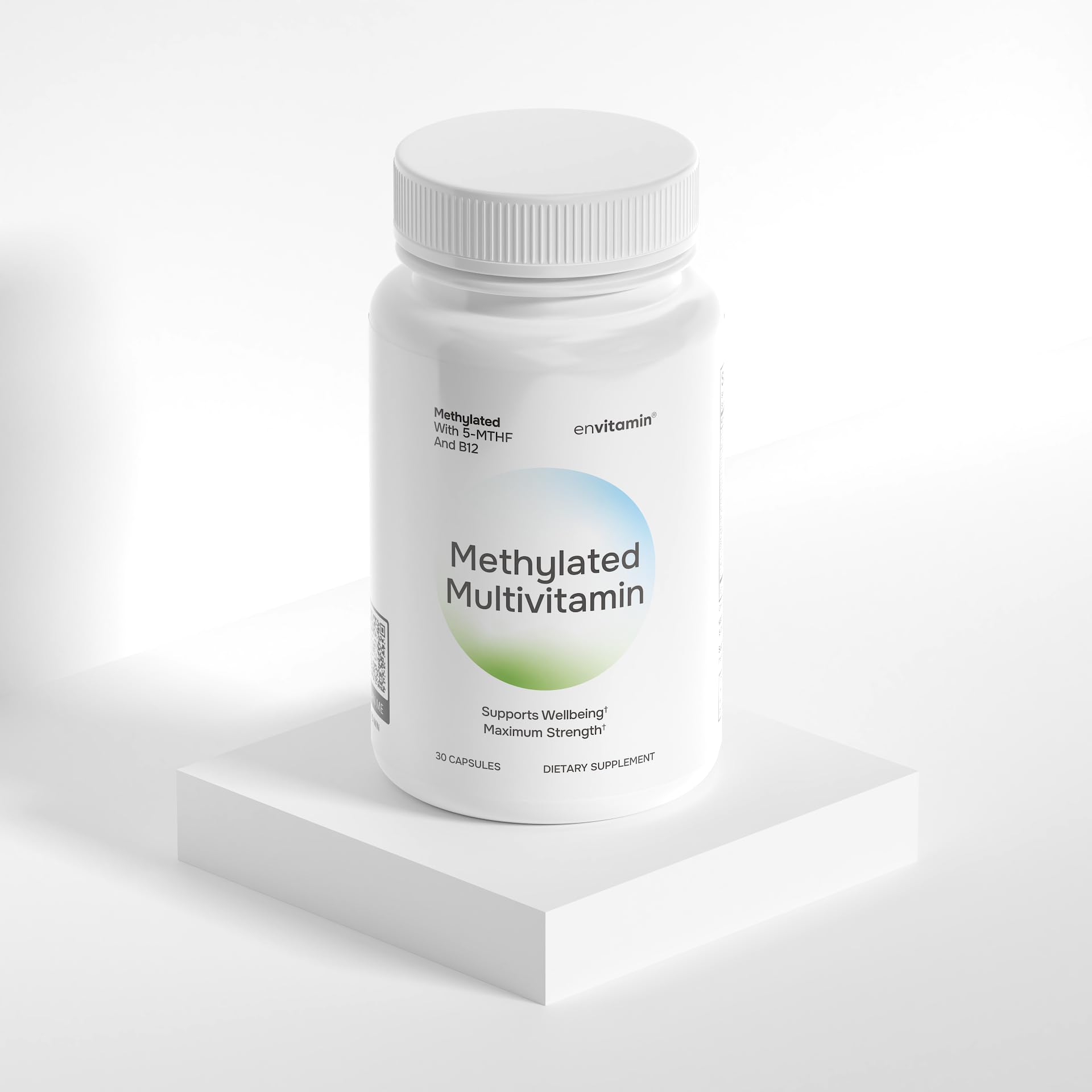envitamin tabletas en mano para comparar tamaño y dosificación