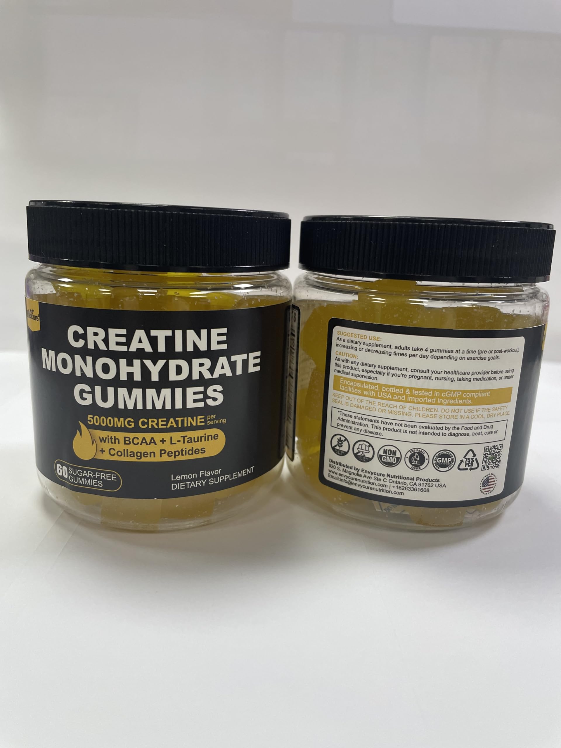 EnvyCure gominolas sobre superficie con limones resaltando el sabor natural
