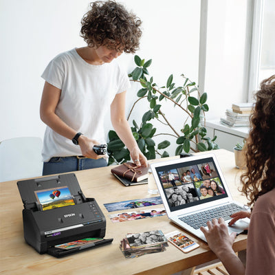 Epson FastFoto comparación de tamaño con manos, diseño compacto y práctico