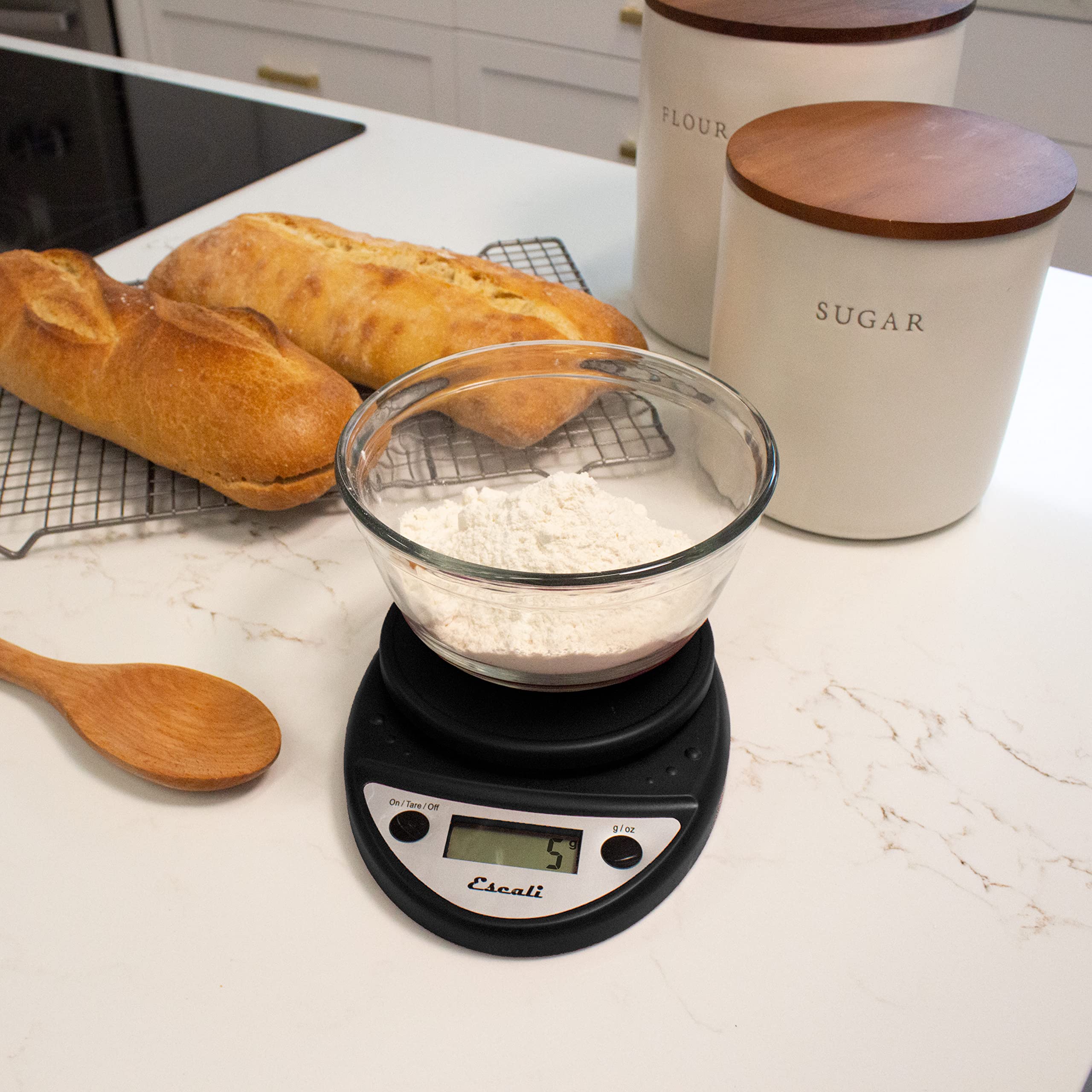 Escali Primo pesando ingredientes con taza medidora, control de porciones preciso