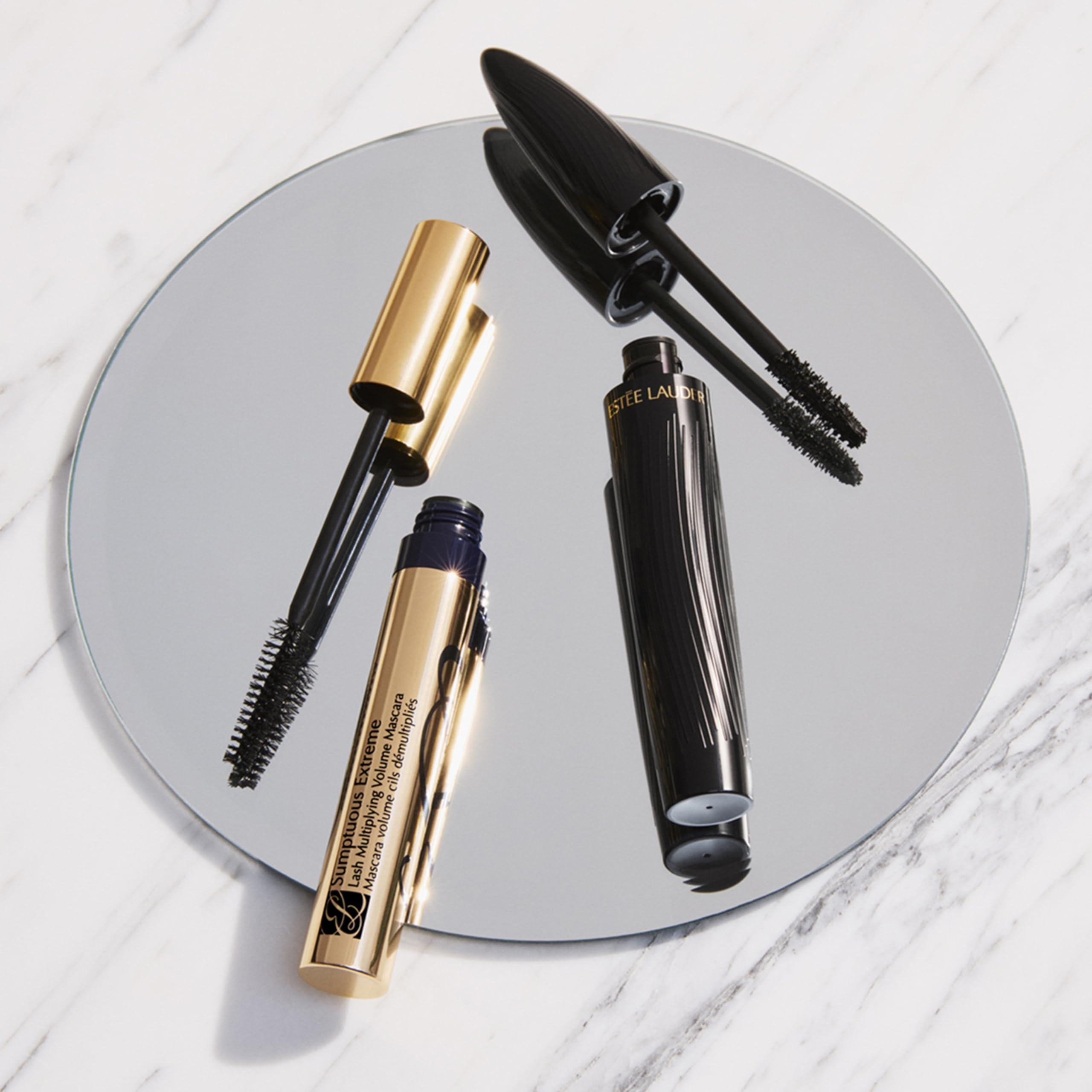 Mascara Estée Lauder dentro de un neceser de maquillaje, ideal para llevar y retoques rápidos