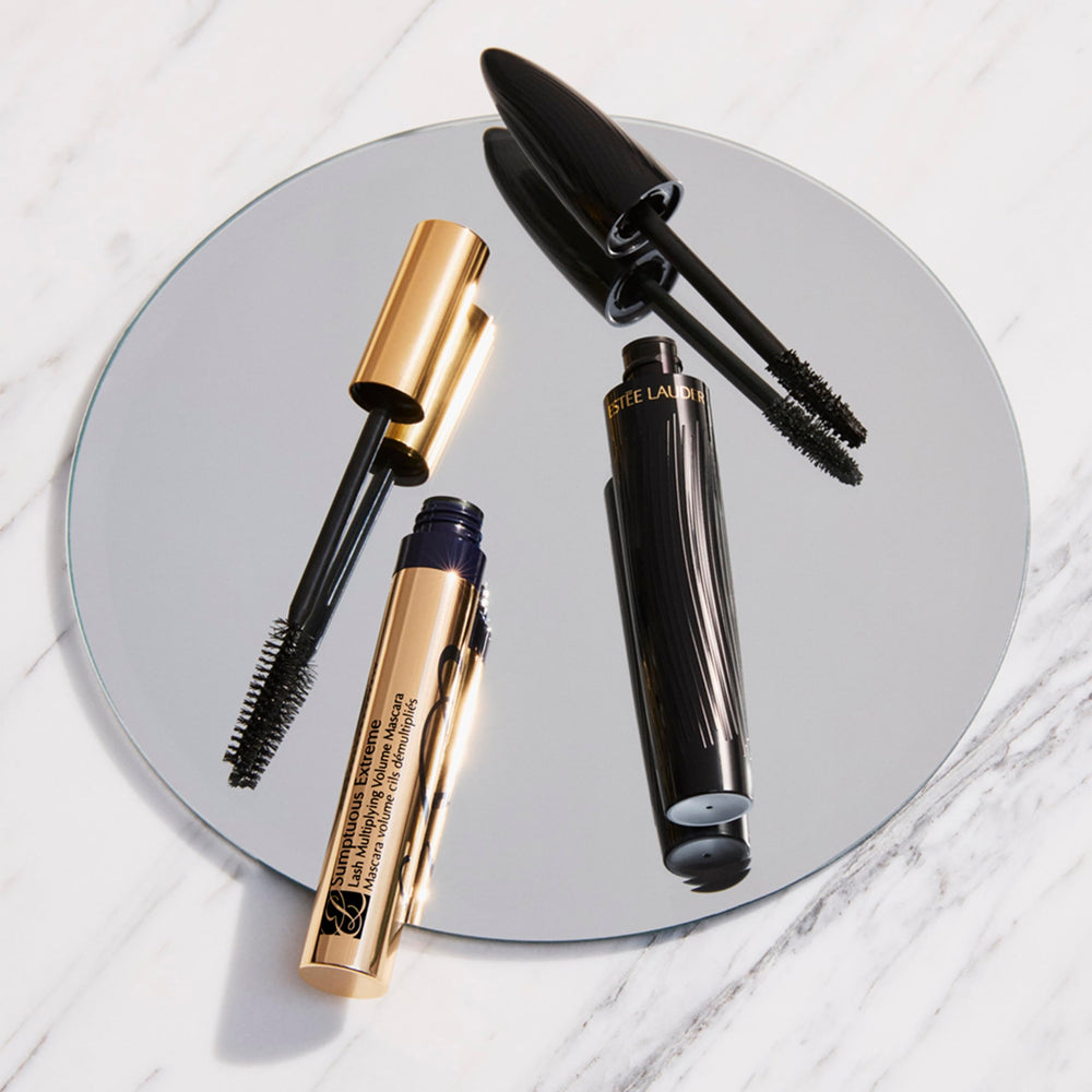 Mascara Estée Lauder dentro de un neceser de maquillaje, ideal para llevar y retoques rápidos