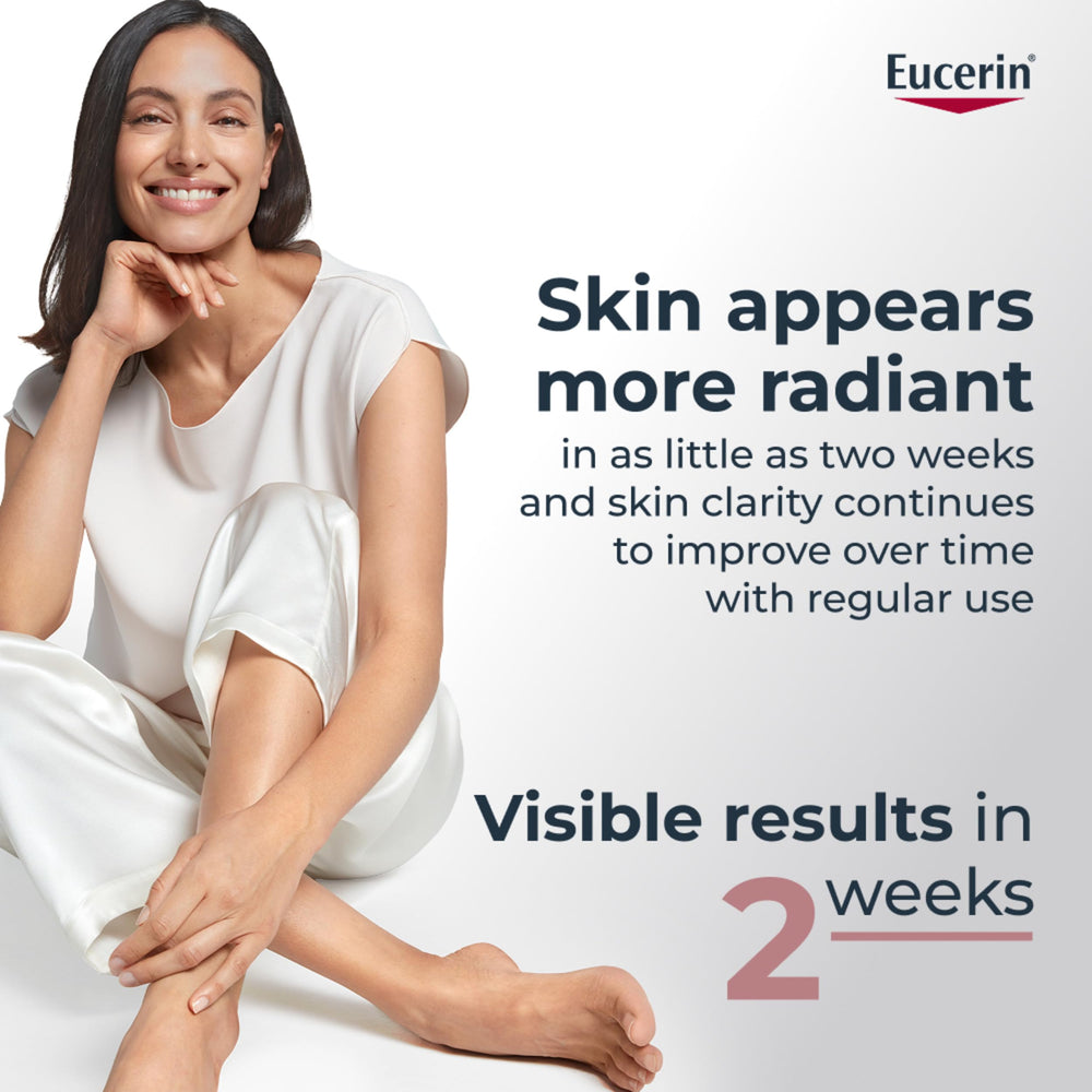 Eucerin tubo junto a mano para comparar tamaño práctico