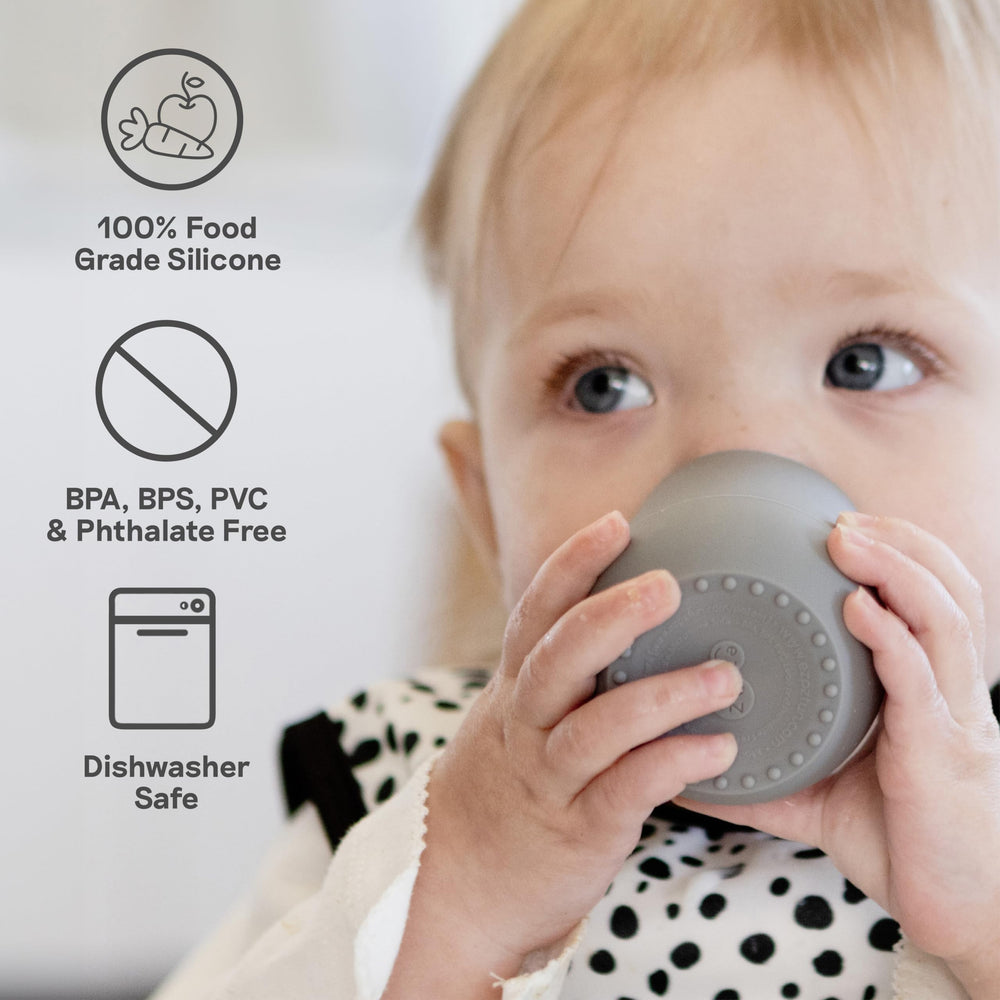 ezpz Tiny Cup comparación tamaño con objeto cotidiano, fácil de llevar