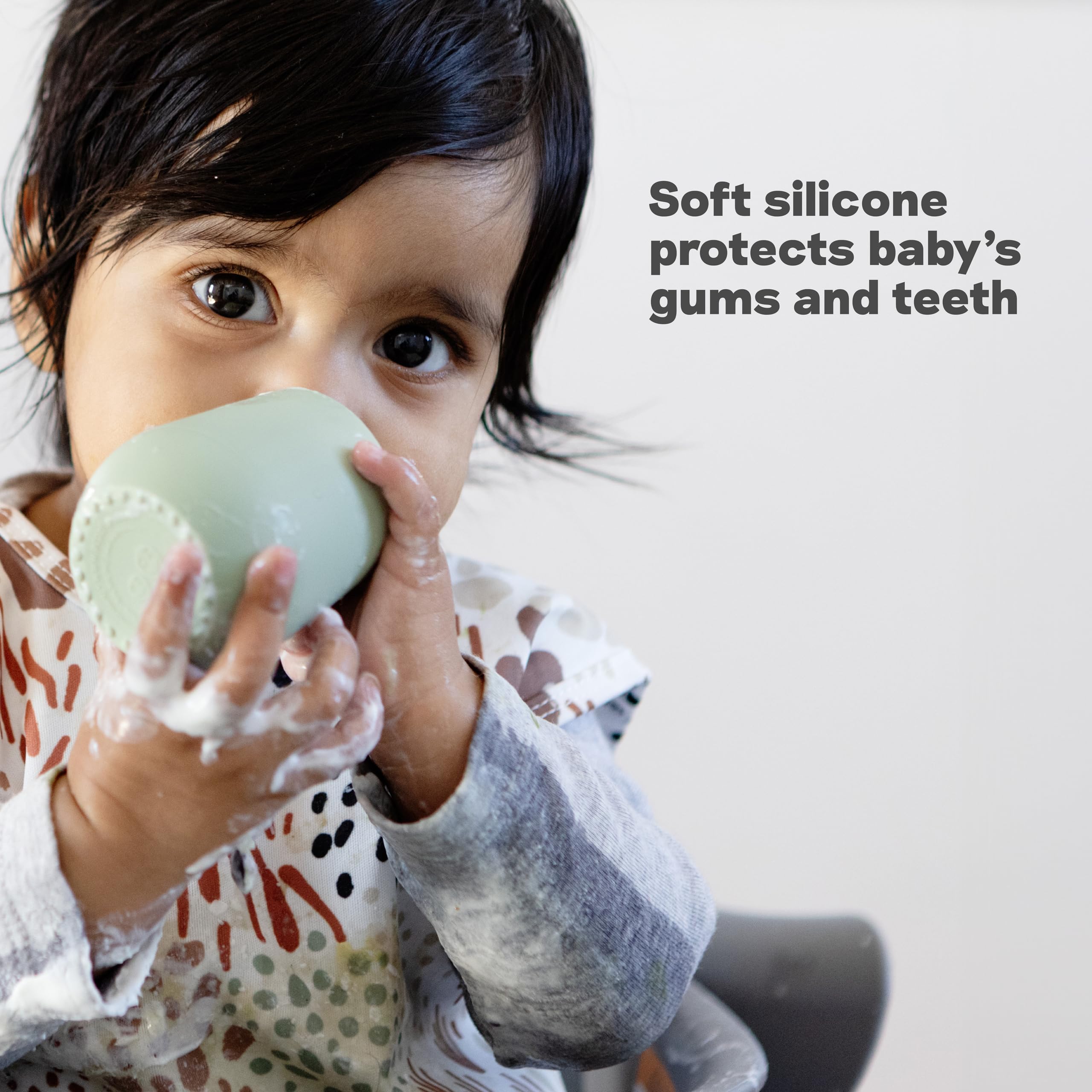 ezpz Tiny Cup bebé bebiendo, promueve transición del biberón al vaso