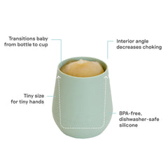 ezpz Tiny Cup en mano de bebé, agarre antideslizante facilita autonomía