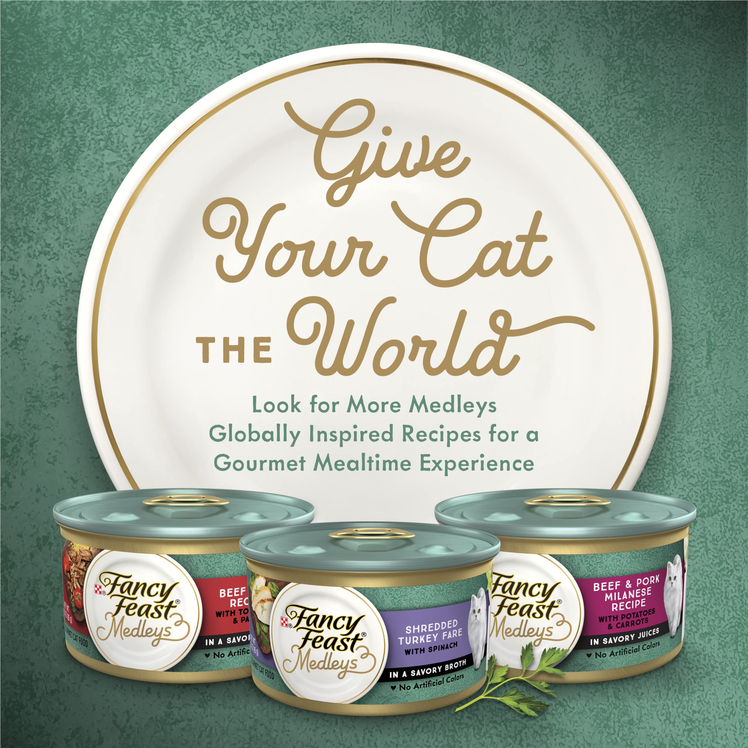 Fancy Feast alimento en plato junto a un gato comiendo, aceptación alta