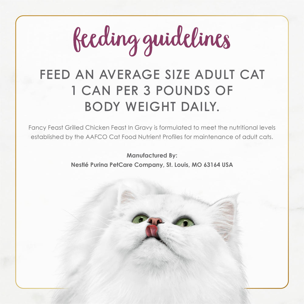 Fancy Feast lata junto a mano para comparar tamaño, muestra porción individual