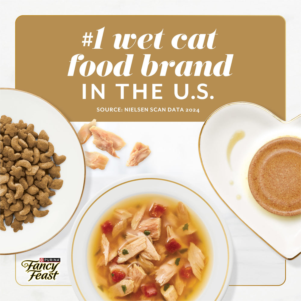Fancy Feast gato comiendo, disfrute y aceptación evidente