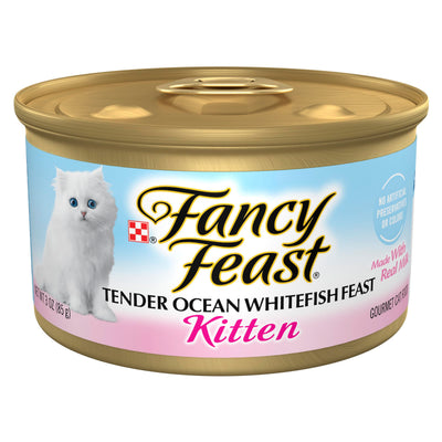 Fancy Feast lata frontal mostrando la marca y la receta, conveniencia en porciones