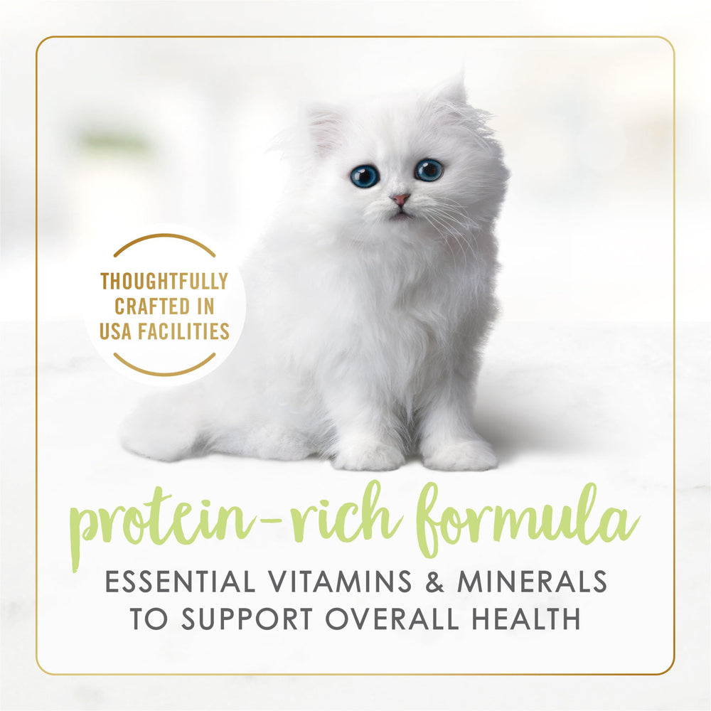 Fancy Feast lata junto a regla para comparar tamaño y porción