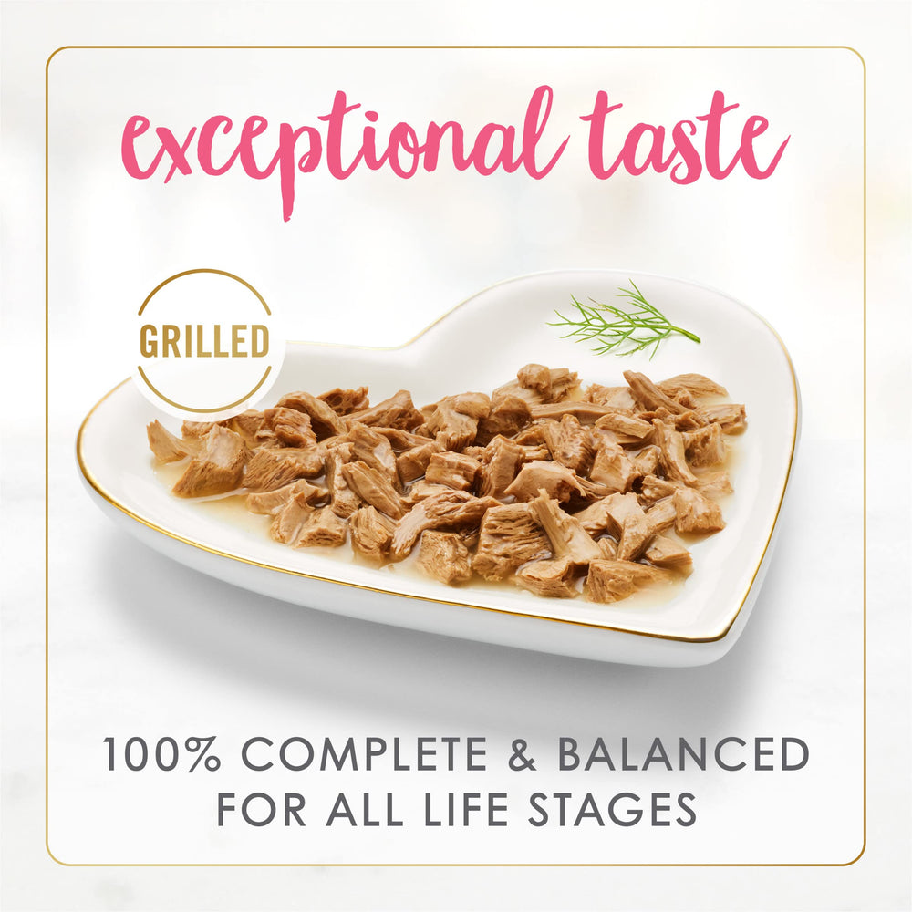 Fancy Feast lata abierta servida en plato para una porción apetecible y fácil servicio
