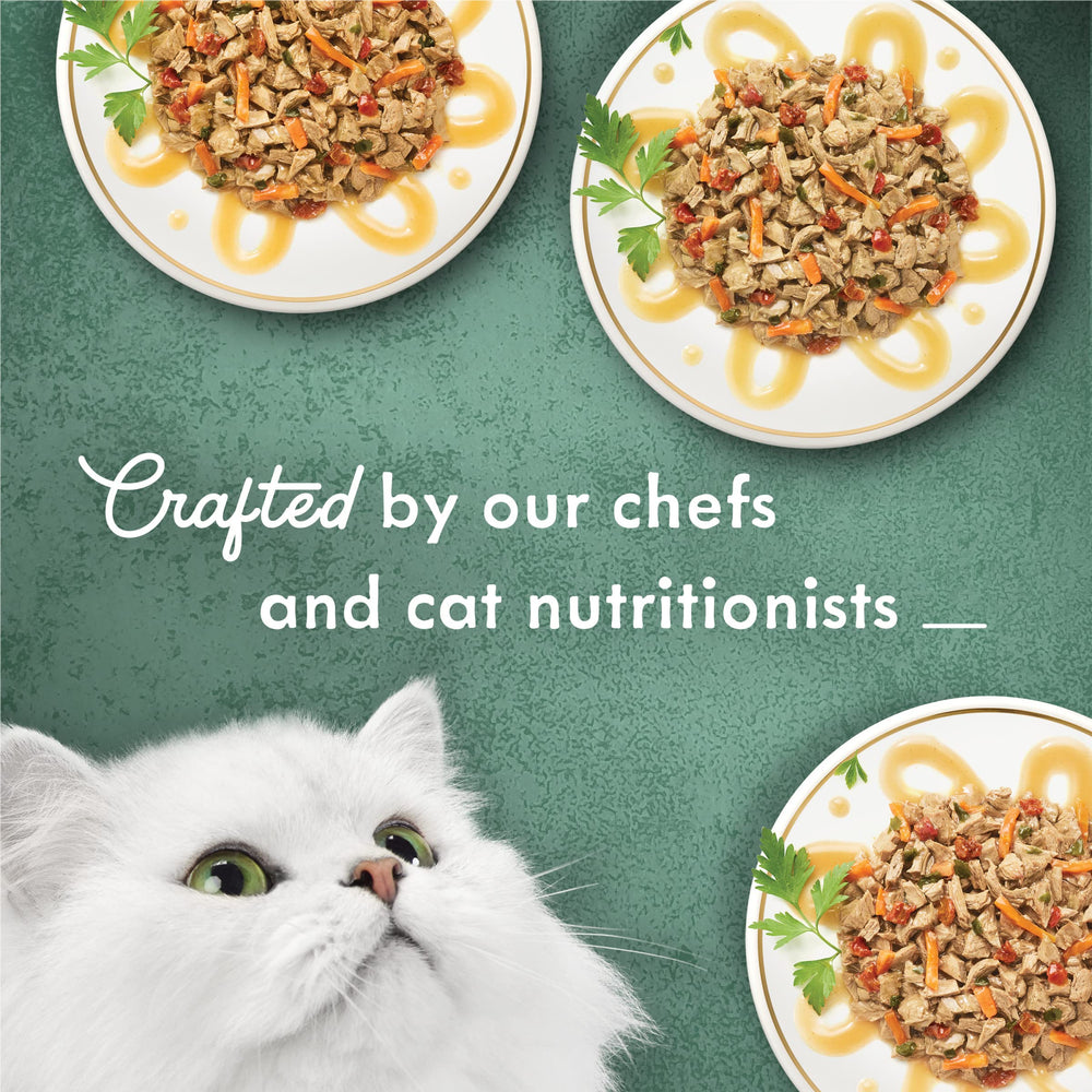Fancy Feast porción servida en plato, lista para alimentar fácilmente