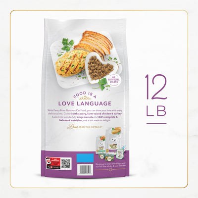 Bolsa de 12 lb mostrada con mano para escala, tamaño ideal para hogares con varios gatos