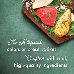 Fancy Feast primer plano de pollo blanco en salsa, jugosidad evidente
