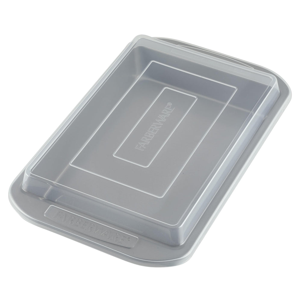 Farberware en cocina con ingredientes, diseño práctico para uso diario