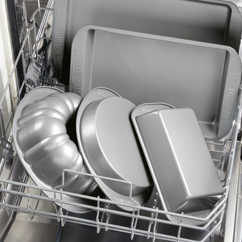 Farberware bandeja dentro de lavavajillas indicando limpieza práctica tras uso