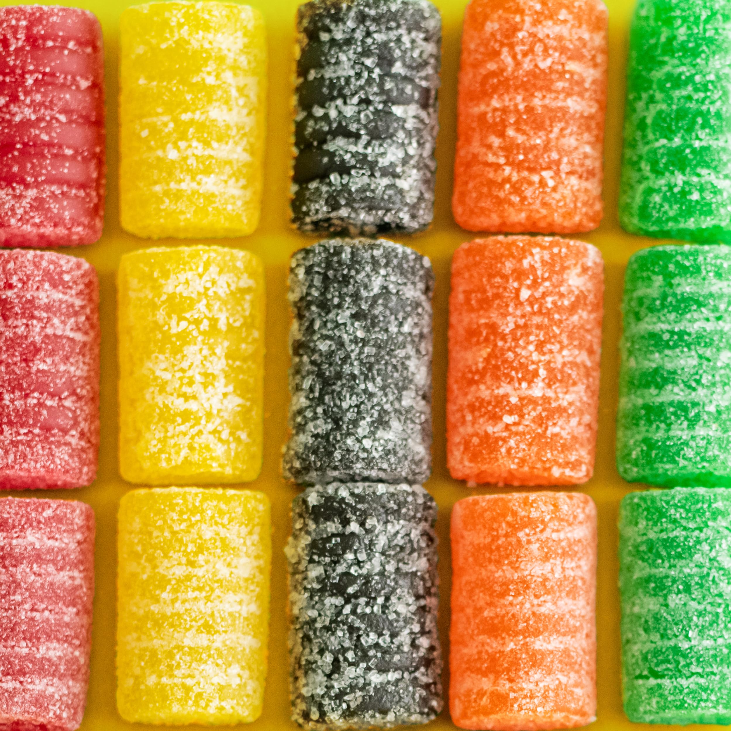 Ferrara Wonka Chuckles primer plano de la textura azucarada que resalta su masticabilidad