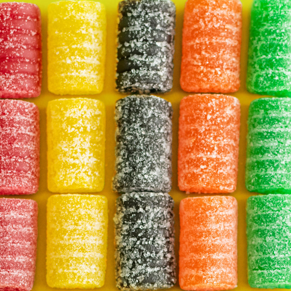 Ferrara Wonka Chuckles primer plano de la textura azucarada que resalta su masticabilidad