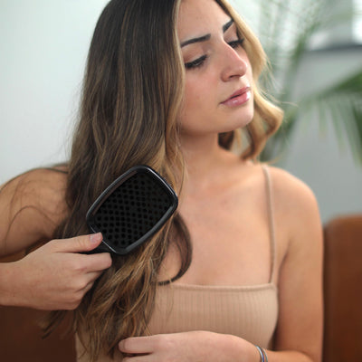 FHI Heat UNbrush comparación de tamaño en mano para portabilidad