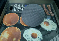 Firsgrill en plancha aplastando hamburguesa para dorado rápido