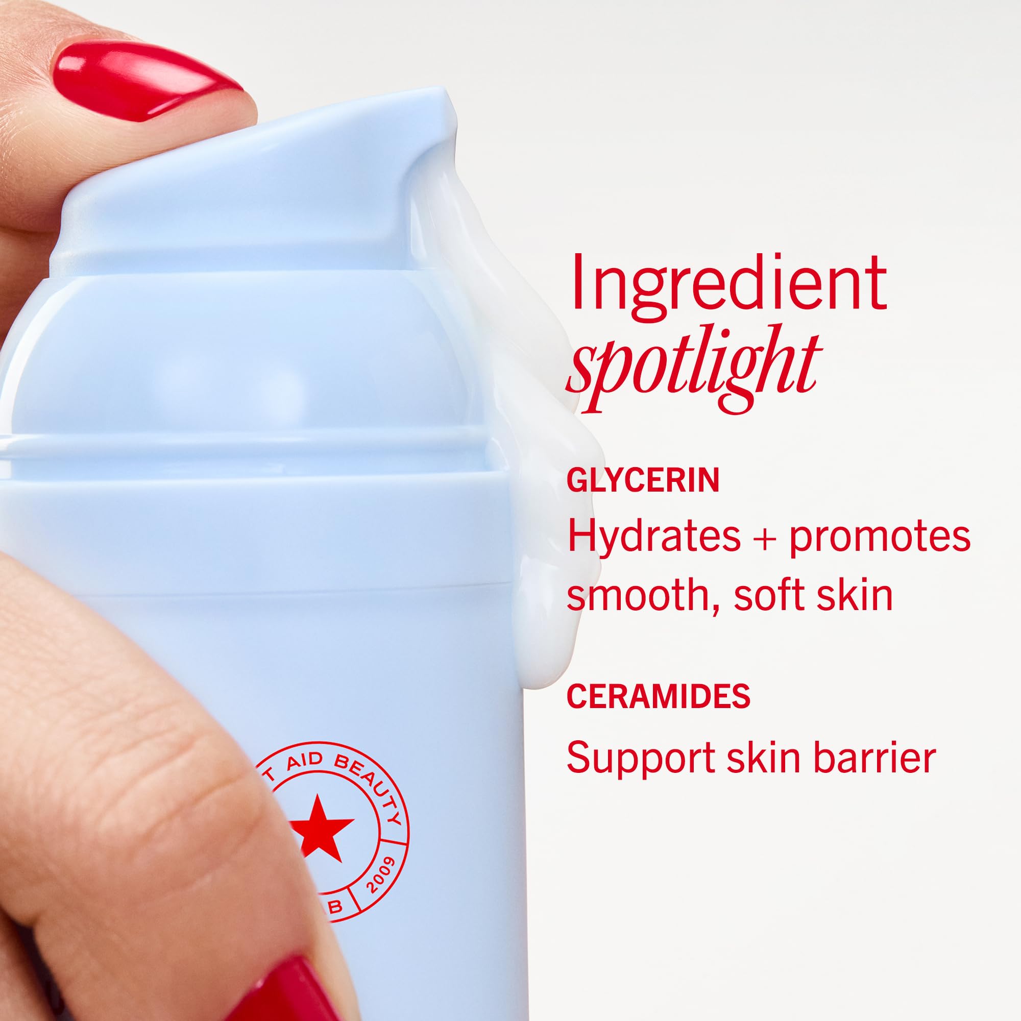 First Aid Beauty junto a regla para comparar escala y tamaño real