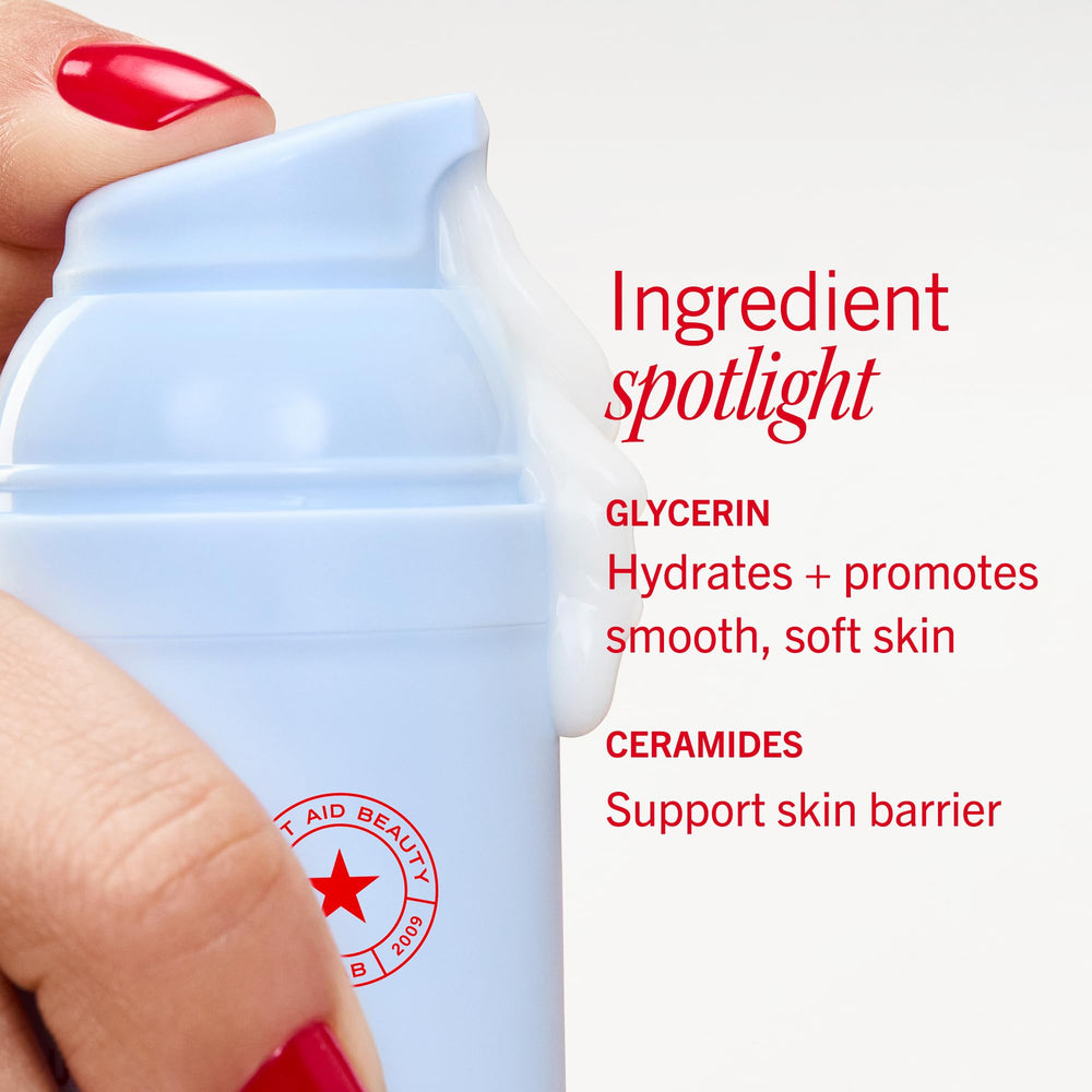 First Aid Beauty junto a regla para comparar escala y tamaño real
