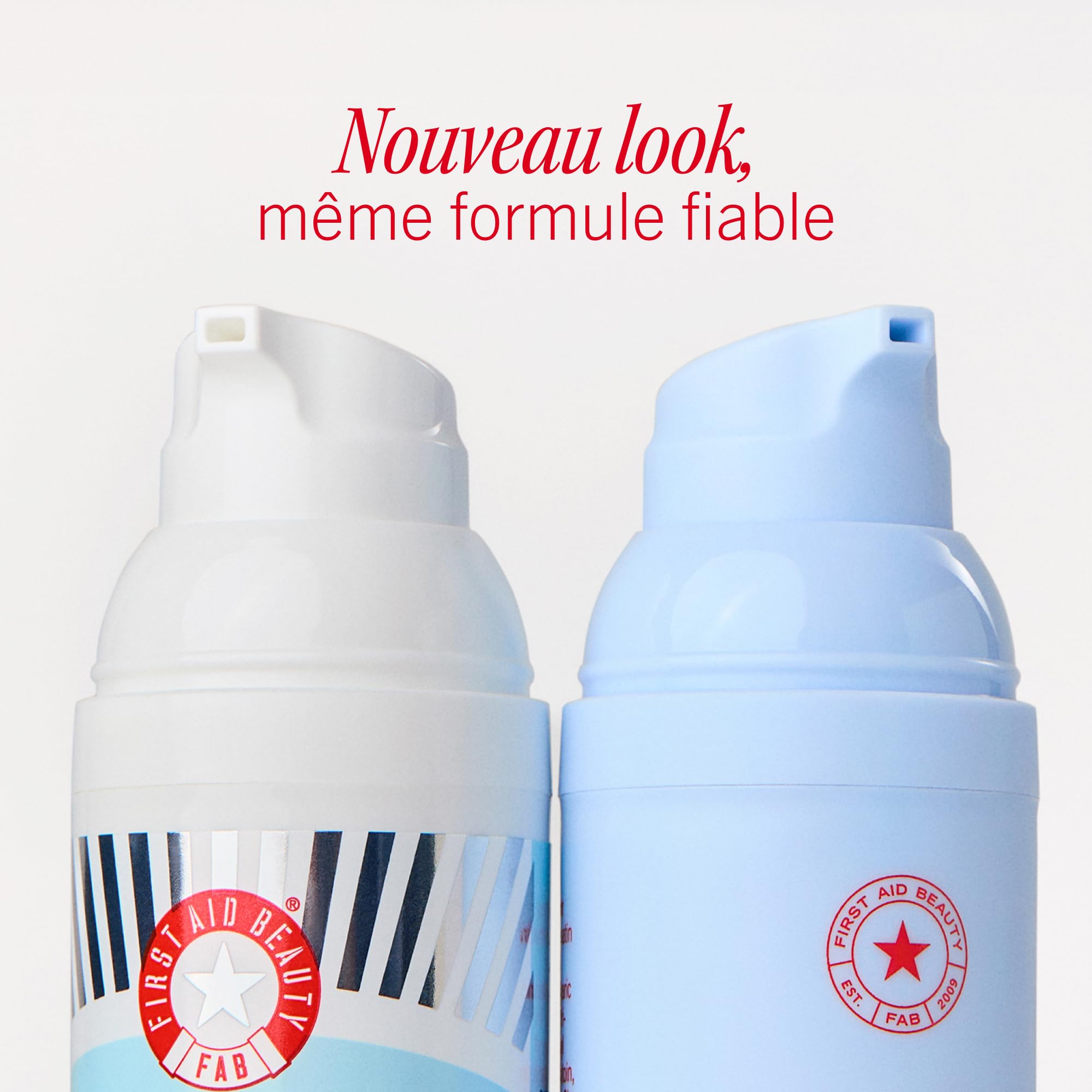 First Aid Beauty sobre repisa de baño en ambiente de cuidado diario