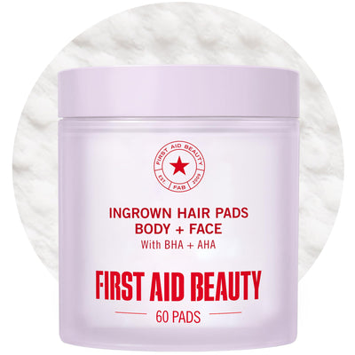 First Aid Beauty envase frontal mostrando 60 toallitas y practicidad