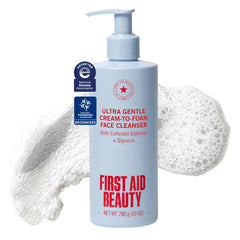 First Aid Beauty envase con bomba que facilita la dosificación y limpieza diaria