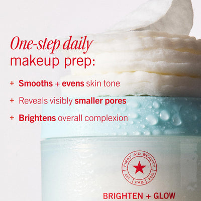 First Aid Beauty toallita en mano aplicándose en el rostro rápidamente