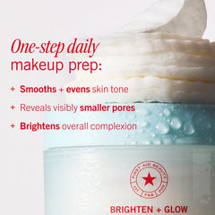 First Aid Beauty toallita en mano aplicándose en el rostro rápidamente