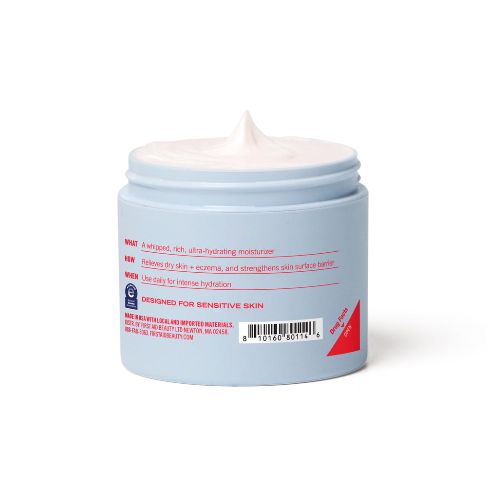 First Aid Beauty crema en entorno de baño transmitiendo uso diario relajante