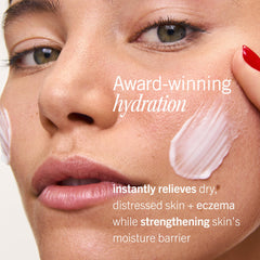 First Aid Beauty aplicación en mano que ilustra alivio inmediato