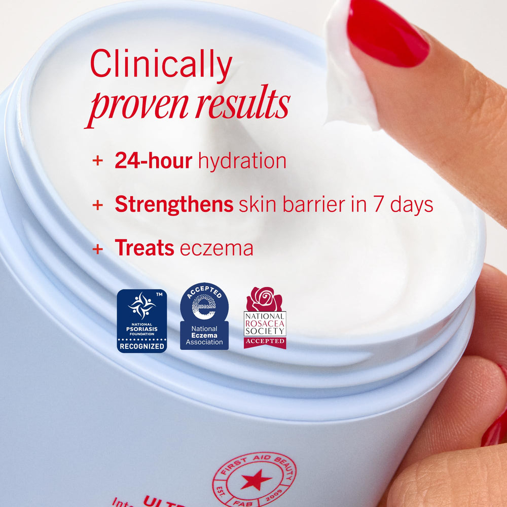 First Aid Beauty tarro junto a regla para comparar tamaño y guardar viaje
