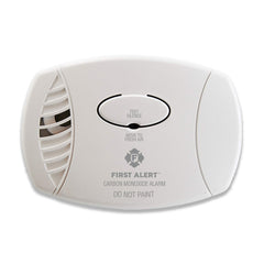 First Alert vista frontal del detector enchufable con alarma audible