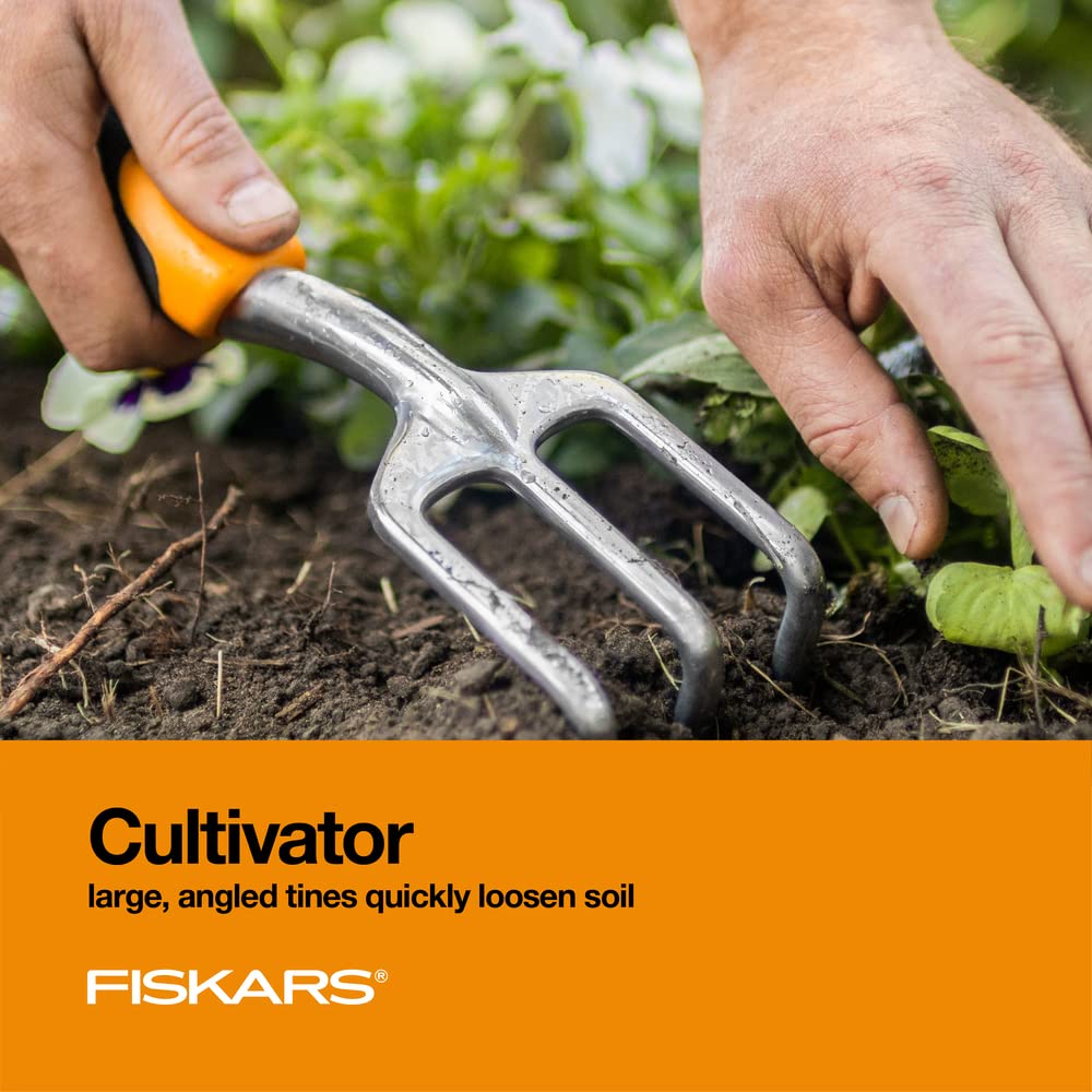 Fiskars herramientas en uso en maceta, facilitan trasplantes precisos
