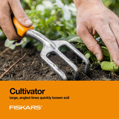Fiskars herramientas en uso en maceta, facilitan trasplantes precisos