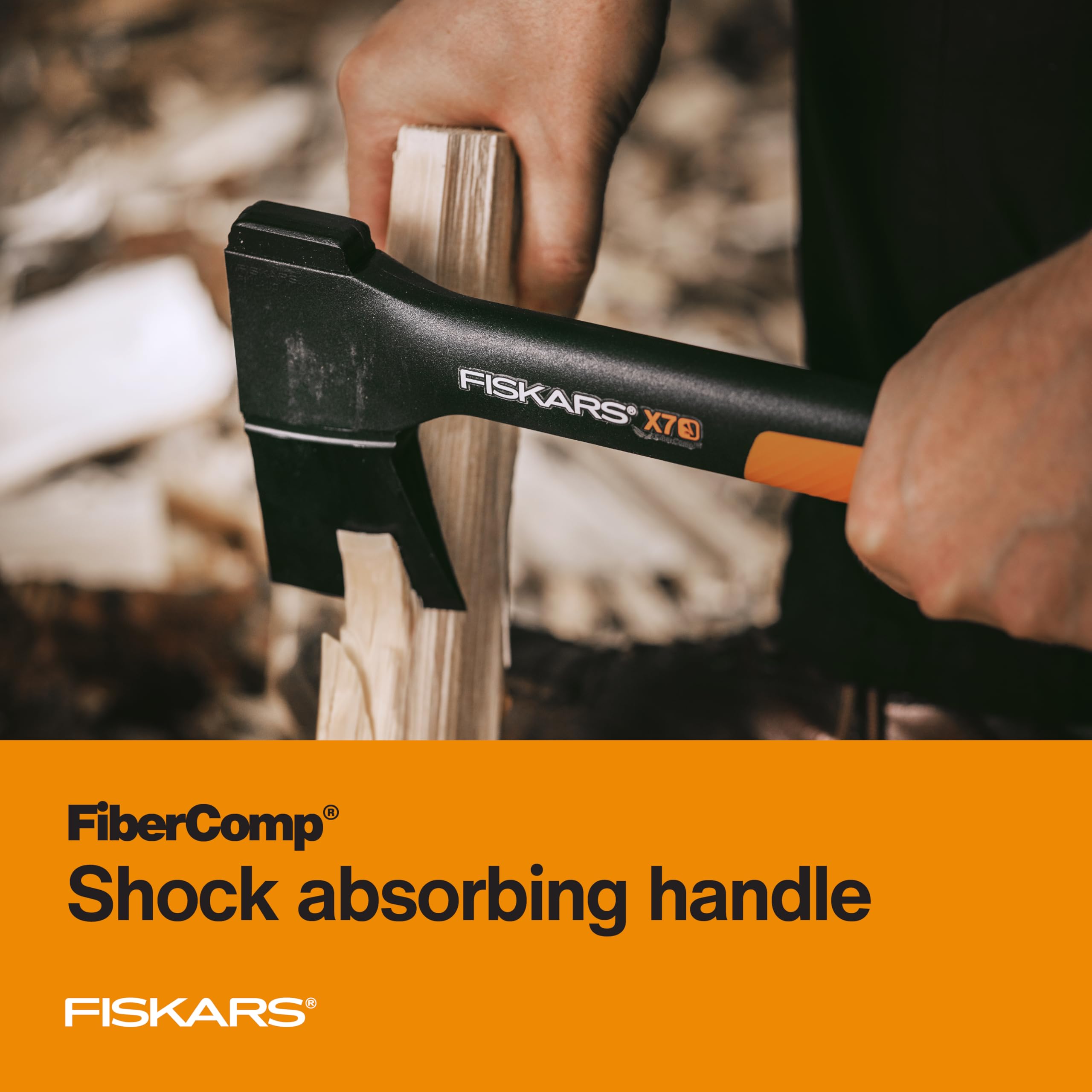 Fiskars X7 comparación de tamaño con una mano para referencia de escala