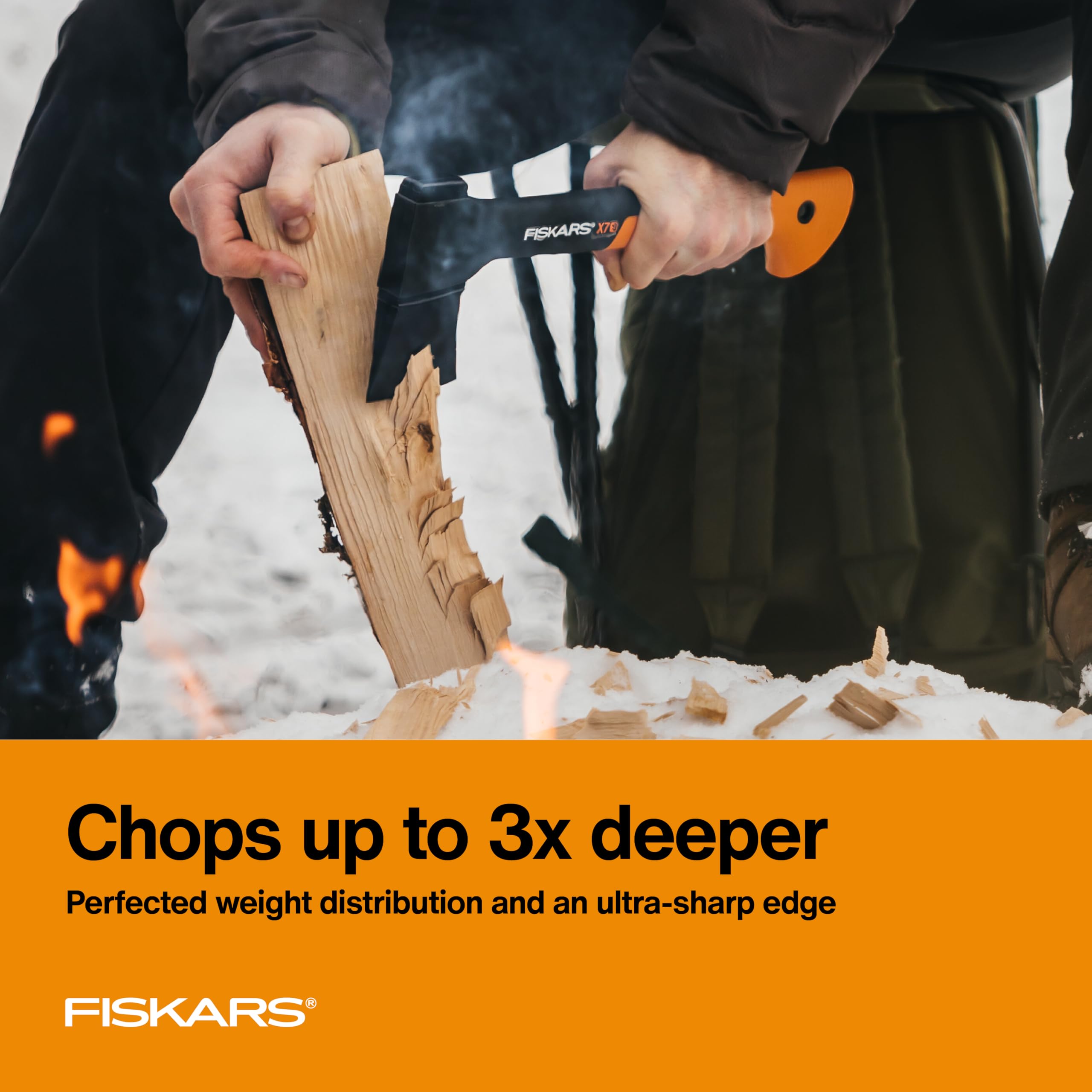 Fiskars X7 en uso en campamento preparando leña rápidamente