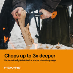 Fiskars X7 en uso en campamento preparando leña rápidamente