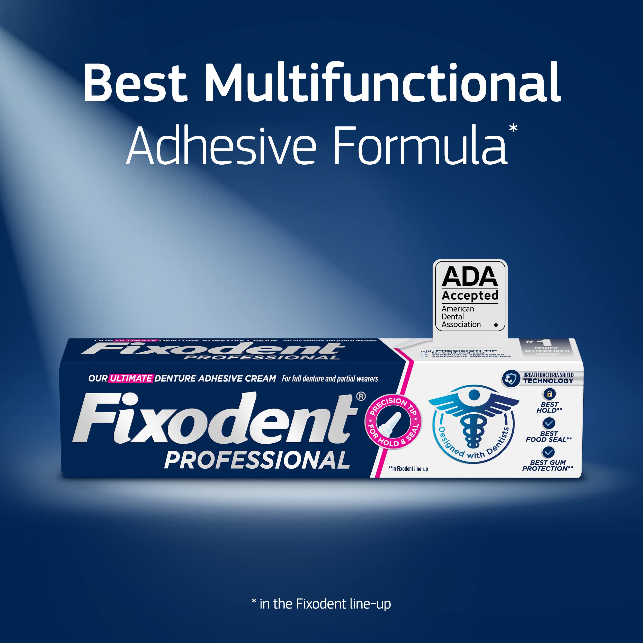 Fixodent tubo en mano para comparar tamaño y facilitar transporte