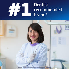 Fixodent aplicación manual en dentadura demostrando uso fácil y limpio