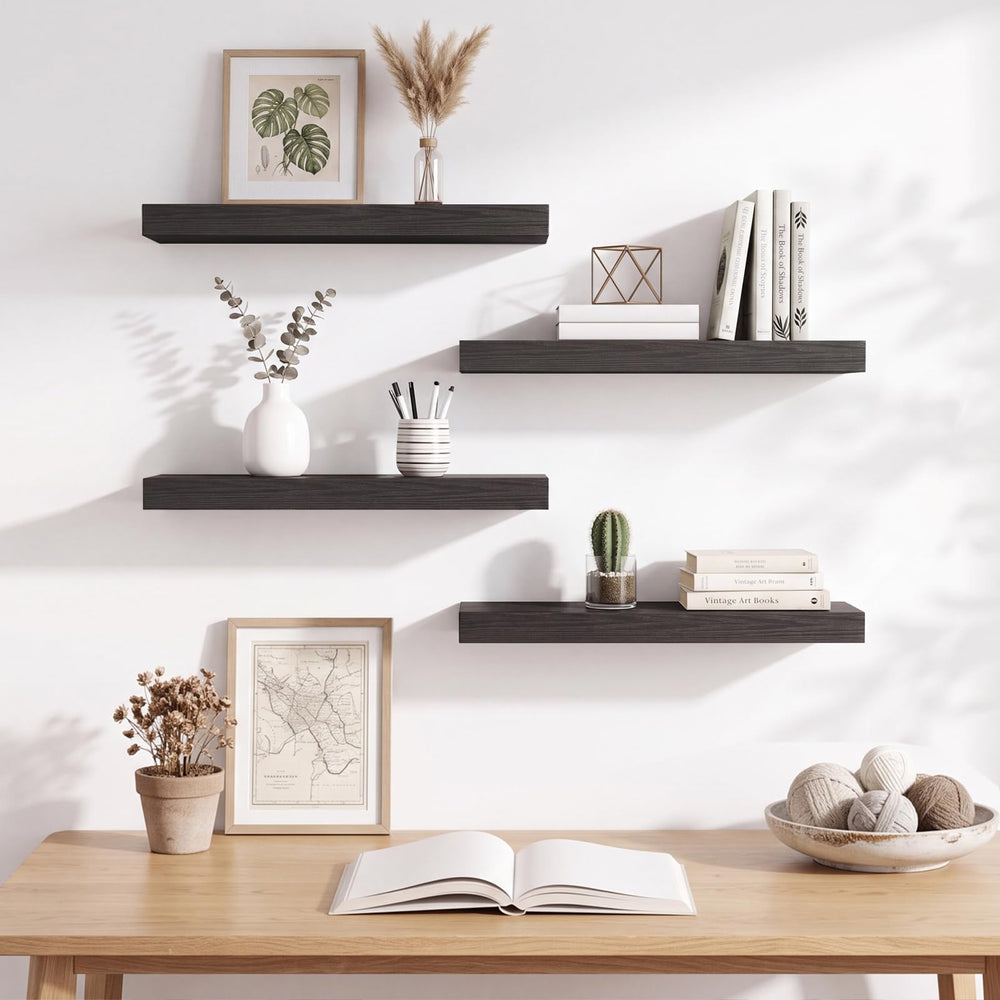 Fixwal ambiente de salón con estantes exhibiendo libros y decoración