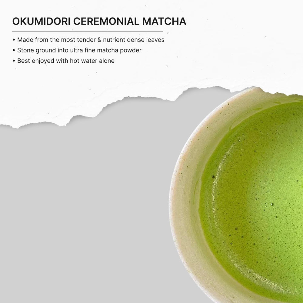 FKRO matcha en cuchara mostrando porción y comparación de tamaño