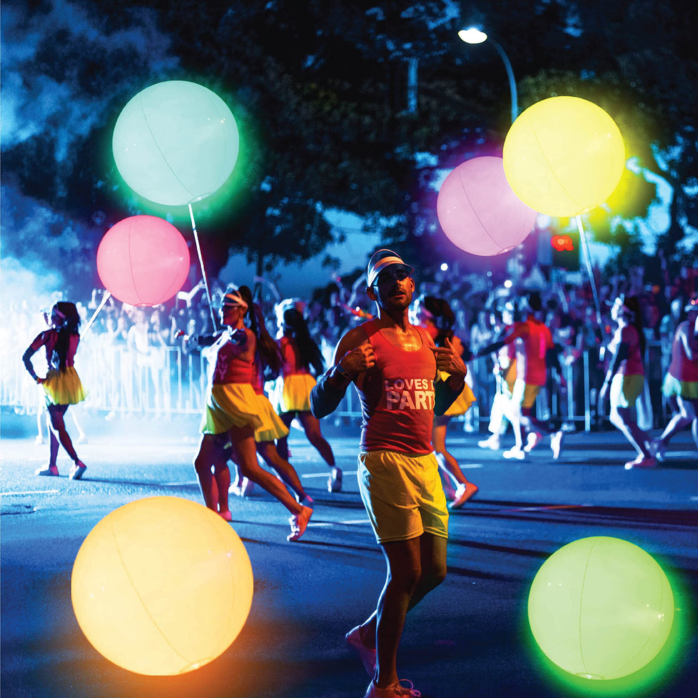FLAMDYNO ambiente de fiesta con pelotas flotantes como decoración luminosa