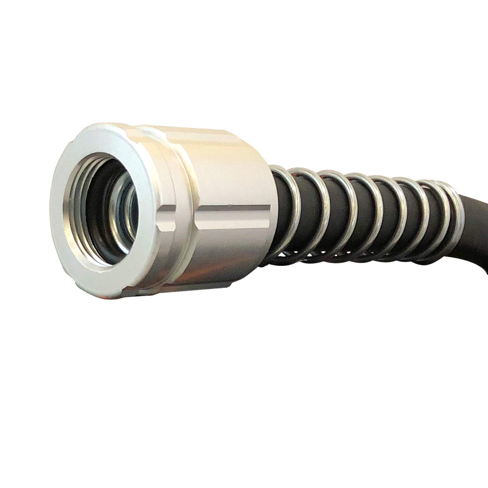 Flexon Flextreme Pro manguera en uso regando césped con maniobrabilidad