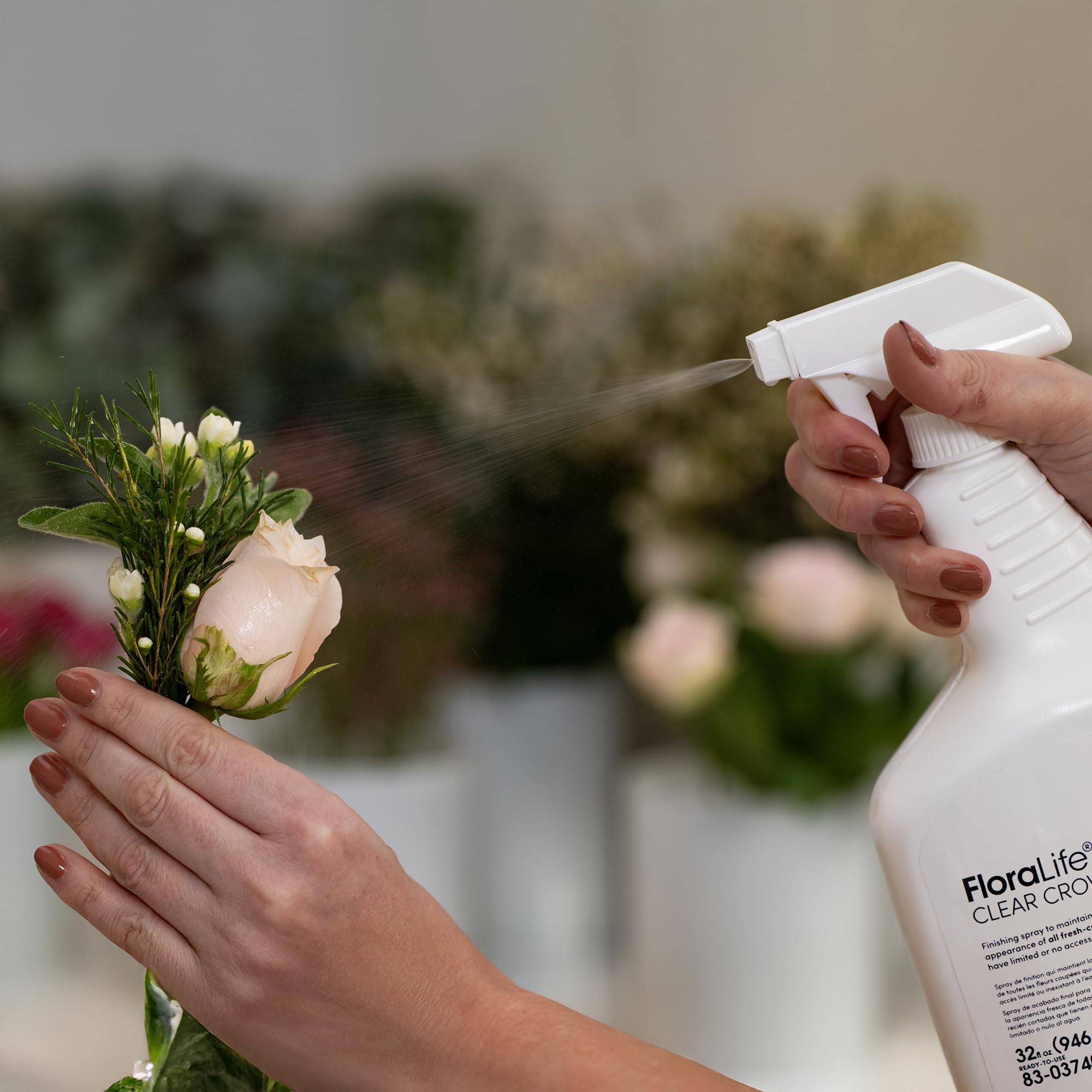 FloraLife botella junto a mano para visualizar la escala y capacidad