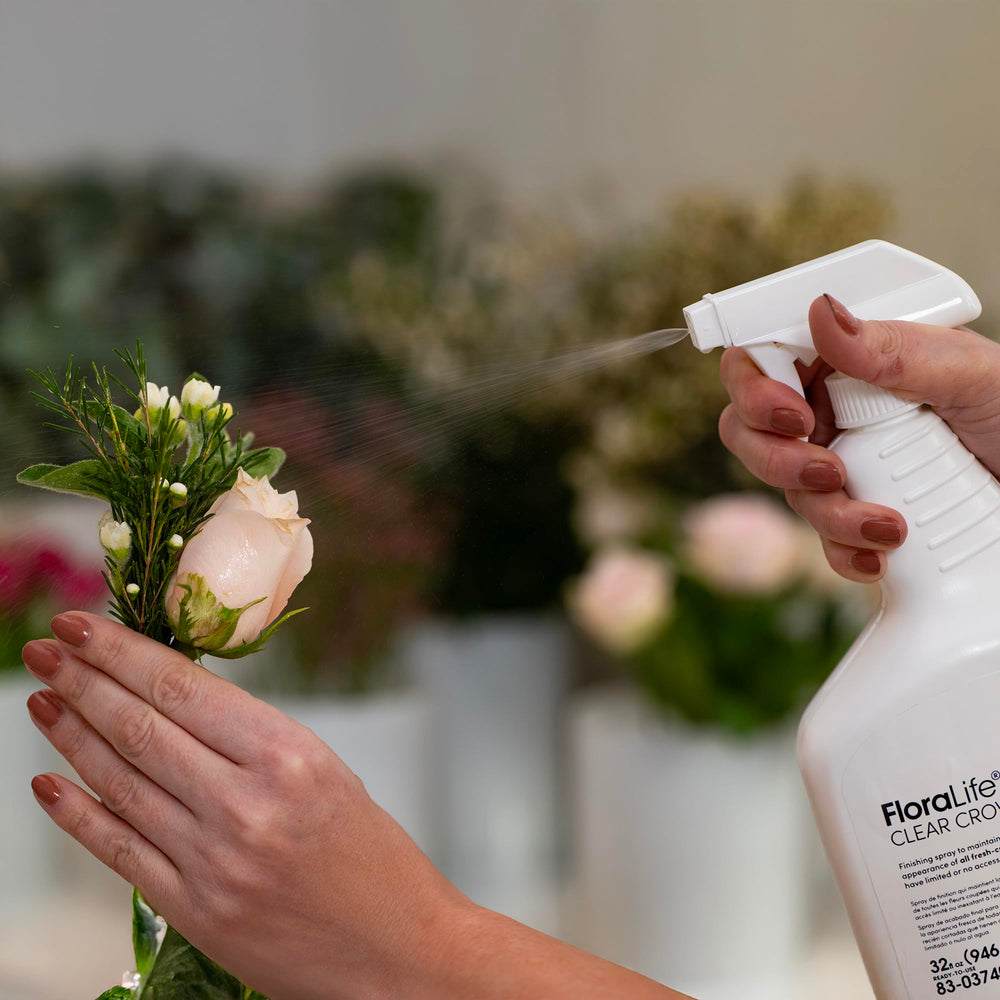 FloraLife botella junto a mano para visualizar la escala y capacidad