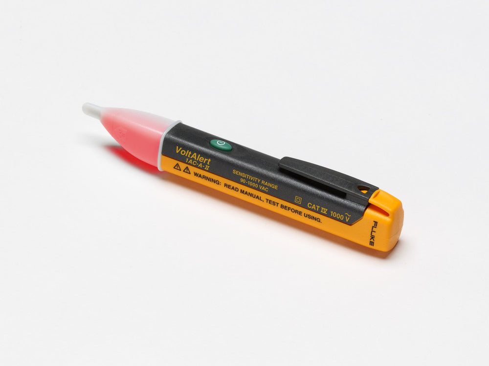 Fluke 1AC II junto a llaves y teléfono para comparar tamaño, portátil y fácil de llevar